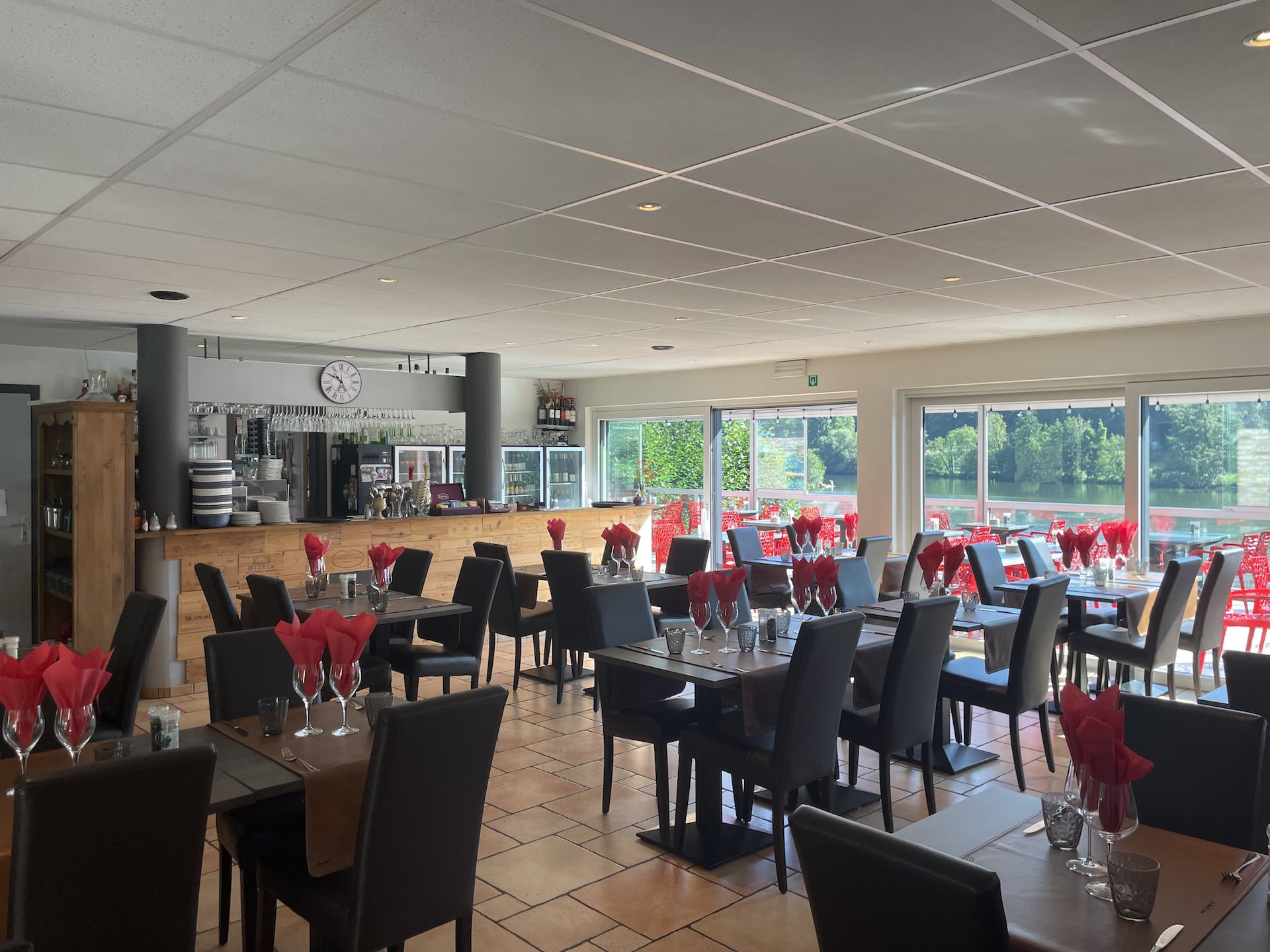 Salle de restaurant élégante avec tables dressées.