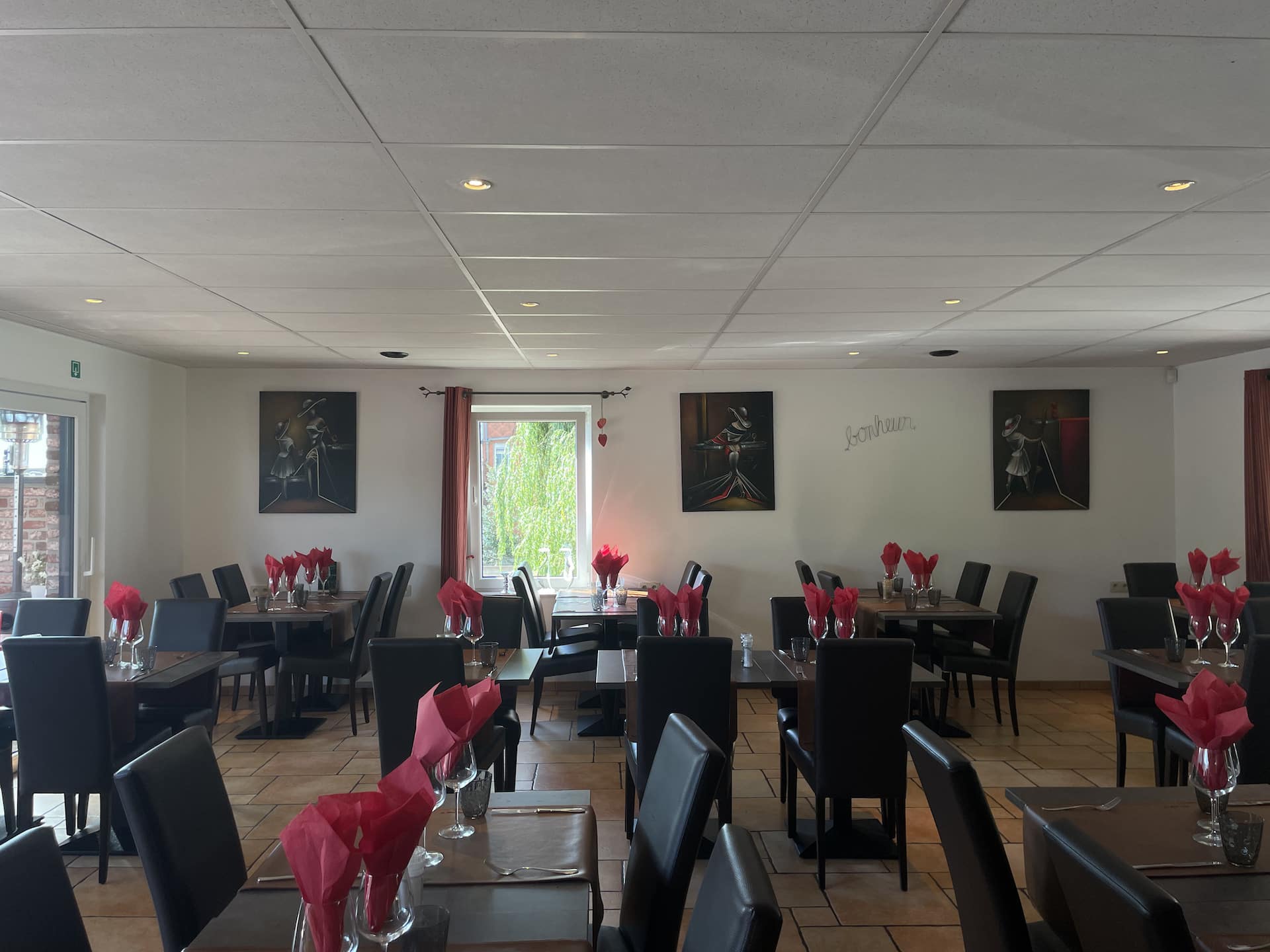 Salle de restaurant élégante avec tables dressées.