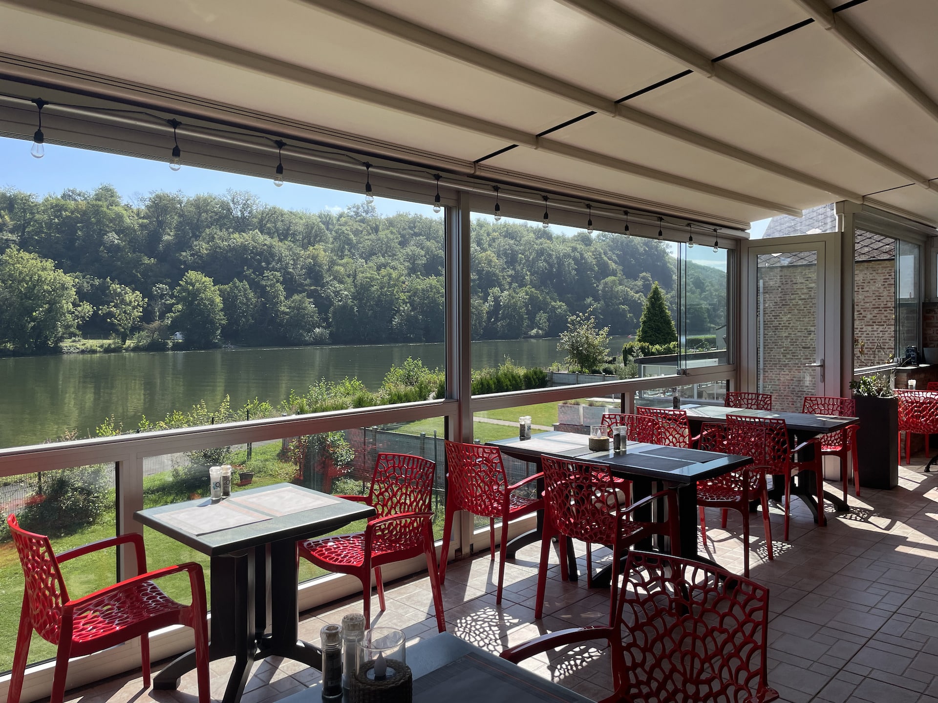 Terrasse avec vue sur lac et forêt ensoleillée