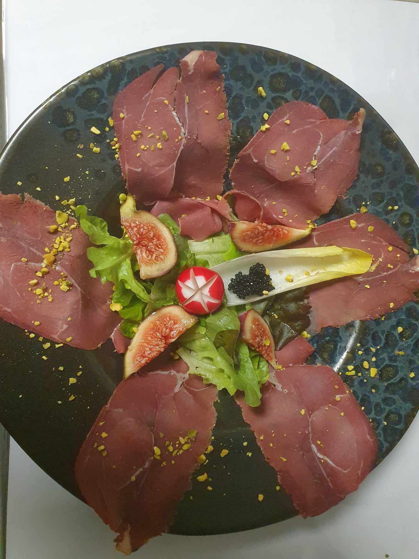 Assiette de bresaola, figues et caviar.